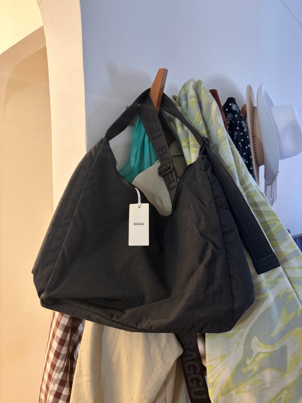 BAGGU Nylon Black Shoulder Hobo Bag - Picture 2 of 3